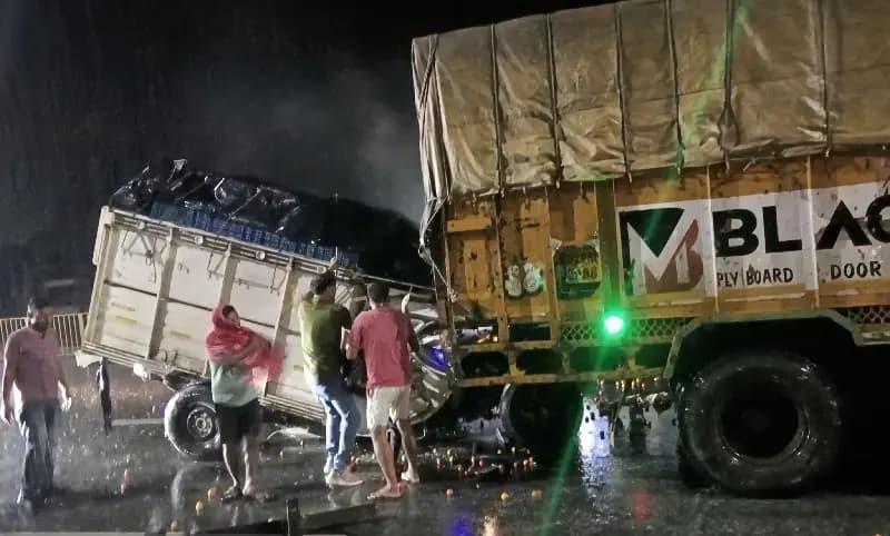 Chandauli News: दो ट्रकों और पिकअप में जोरदार टक्कर, रेस्क्यू अभियान चलाकर सुरक्षित निकल गए दो चालक.
