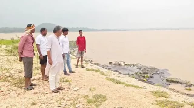 Sonbhadra News: रिहंद जलाशय में मिली अज्ञात युवक की लाश, अपनों के इंतजार में मोर्चरी में रखा शव.
