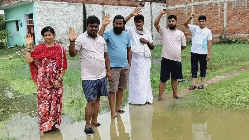 Chandauli News : 11 महीने से तालाब बनी हनुमानपुर कॉलोनी, घुटनों तक पानी में स्कूल जाने को मजबूर बच्चे.
