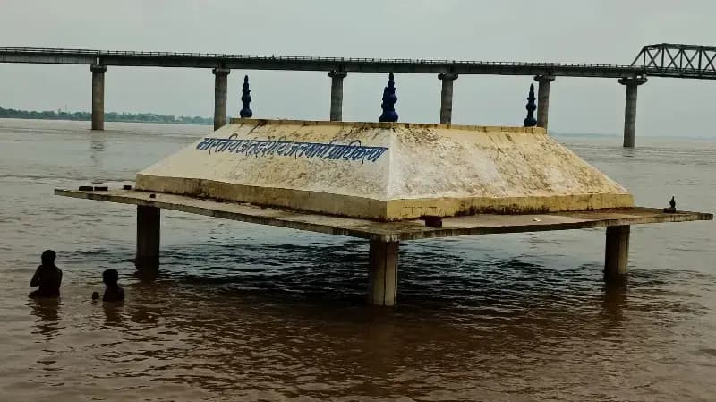 Chandauli News : एसडीएम ने बाढ़ प्रभावित गांवों का किया निरीक्षण, अधिकारियों को अलर्ट रहने के निर्देश.

