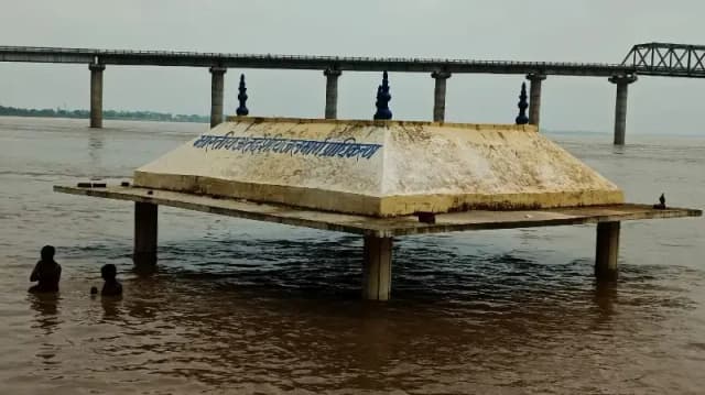 Chandauli News : एसडीएम ने बाढ़ प्रभावित गांवों का किया निरीक्षण, अधिकारियों को अलर्ट रहने के निर्देश.
