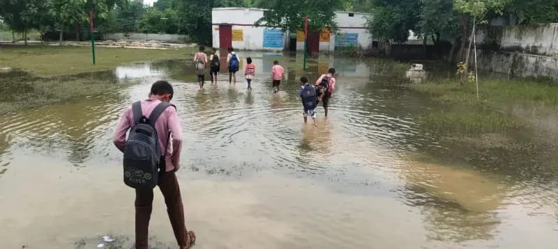 Chandauli News : कंपोजिट विद्यालय बरांव में जलभराव से पढ़ाई प्रभावित, पानी के बीच पहुंच रहे बच्चे.
