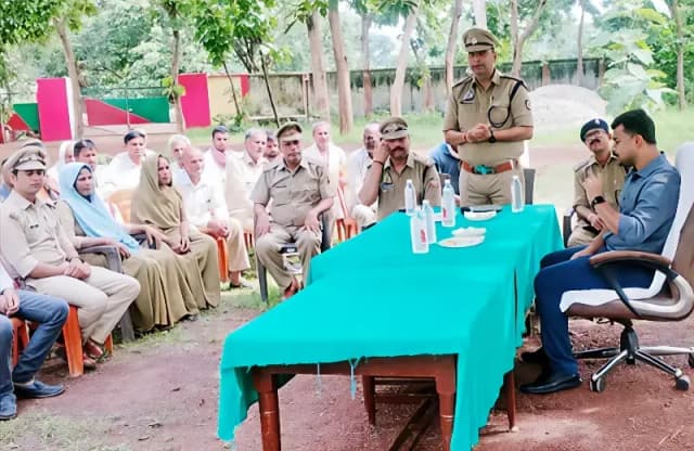 Chandauli News : घायल वनकर्मियों का हौसला बढ़ाने पहुंचे डीएफओ, बोले- विभाग को आप पर गर्व.
