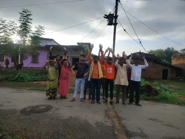 Sonbhadra News: 20 दिन से अंधेरे में बैना गांव, जला ट्रांसफार्मर नहीं बदला तो सड़कों पर उतरे ग्रामीण.