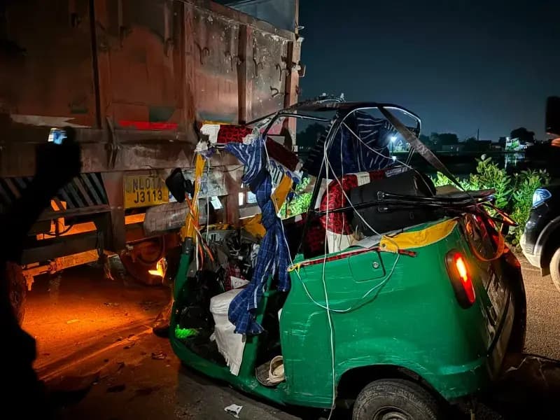 Chandauli News: खड़े ट्रक में घुसा अनियंत्रित ऑटो, चालक समेत दो गंभीर घायल.
