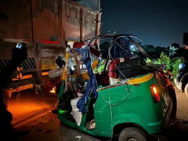 Chandauli News: खड़े ट्रक में घुसा अनियंत्रित ऑटो, चालक समेत दो गंभीर घायल.
