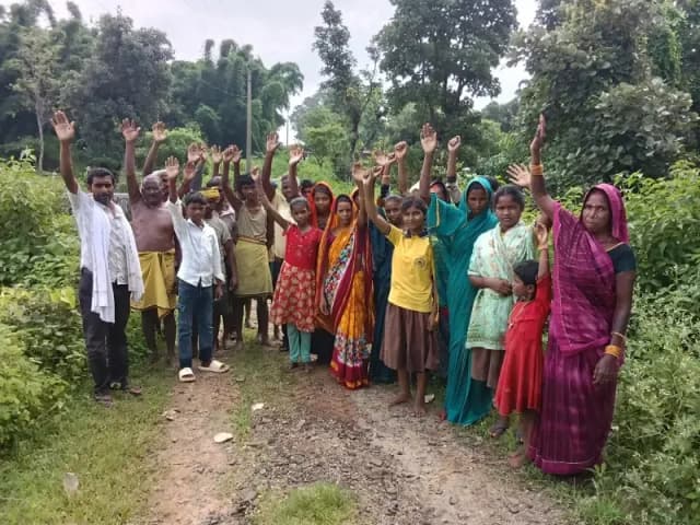 Sonbhadra News: एक किलोमीटर सड़क गड्ढों में तब्दील, ग्रामीणों ने प्रदर्शन कर मरम्मत की उठाई मांग.