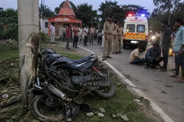 Chandauli News: अनियंत्रित बाइक विद्युत पोल से टकराई, 22 वर्षीय युवक की मौत.
