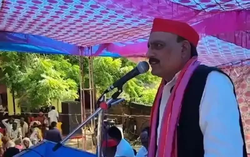 Chandauli News: पीडीए जन पंचायत में एकजुटता का संदेश, सरकार बनने पर महिलाओं को 40 हजार देने का दावा.
