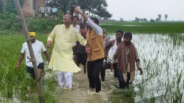 Chandauli News : बाढ़ से लौंदा नई बस्ती में जनजीवन बेहाल, 50 बीघा धान की फसल जलमग्न.
