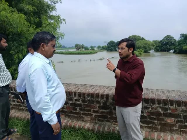 Chandauli News : भारी बारिश कि चेतावनी के बीच चंद्रप्रभा और गढ़ई नदी का डीएम ने किया निरीक्षण, जलभराव से जल्द निजात मिलने का दावा.
