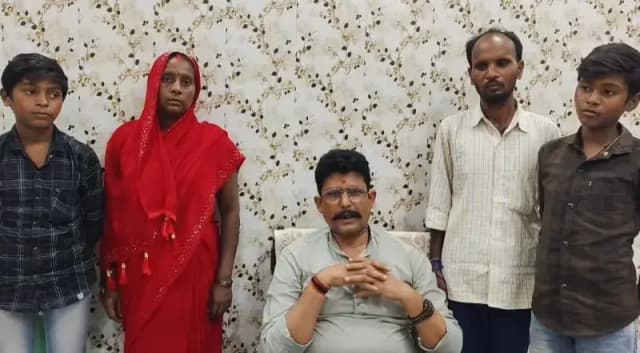 Chandauli News : राशन कार्ड में जिंदा परिवार को मृत घोषित करने का आरोप, जिला पंचायत सदस्य ने प्रशासन को घेरा.
