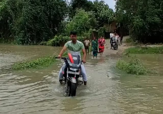 Chandauli News : बाढ़ के पानी में डूबा पकड़ी महुअरियां का मुख्य मार्ग, ग्रामीणों की बढ़ी मुश्किलें.
