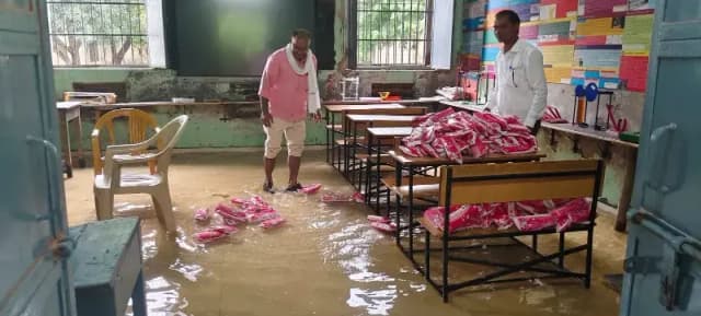 Chandauli News: बारिश बनी आफत, तहसील से DIET तक जलमग्न, सात दिन से पानी में डूबे मार्ग.
