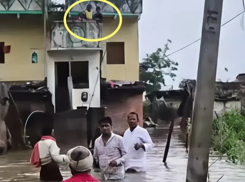 Chandauli News: चूरमुली में बाढ़ प्रभावित इलाकों का निरीक्षण, ग्रामीणों की सुनी समस्याएं.
