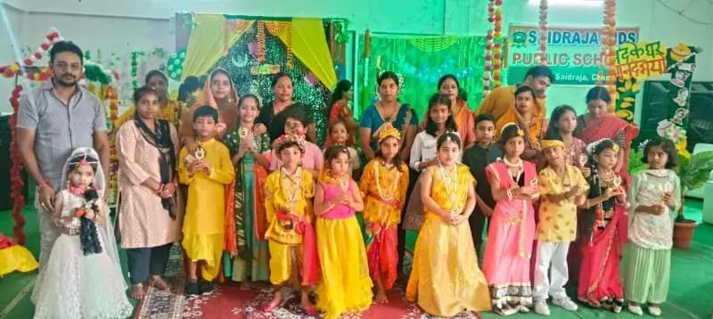 Chandauli News: सैयदराजा किड्स पब्लिक स्कूल में राधा-कृष्ण की मनमोहक प्रस्तुतियों ने बांधा समां.
