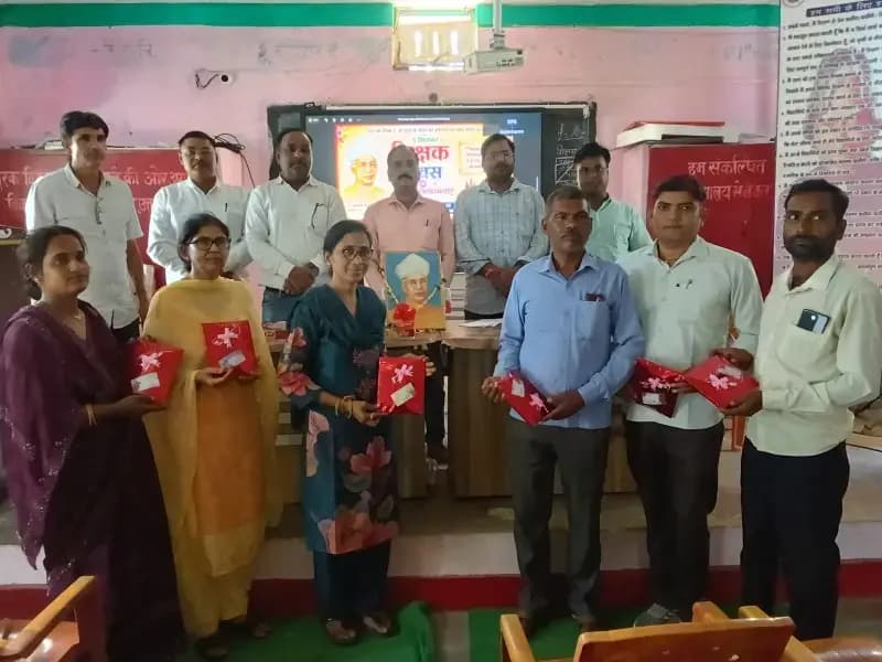 Sonbhadra News: शिक्षक दिवस पर उत्कृष्ट कार्य करने वाले शिक्षक, शिक्षामित्र और अनुदेशक सम्मानित.