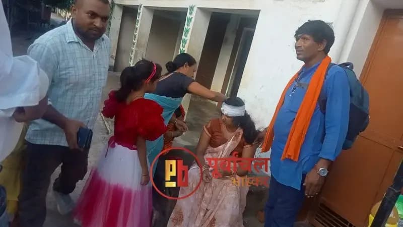 Chandauli News: चलती ट्रेन से उतरते समय गिरी महिला, यात्रियों ने खींचकर बचाई जान.
