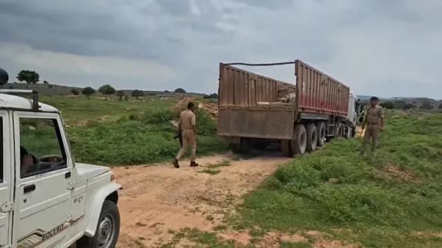 Chandauli News: आरक्षित वन क्षेत्र में अवैध खनन का खुलासा, पत्थर लदा ट्रेलर पकड़ा, आरोपी फरार.
