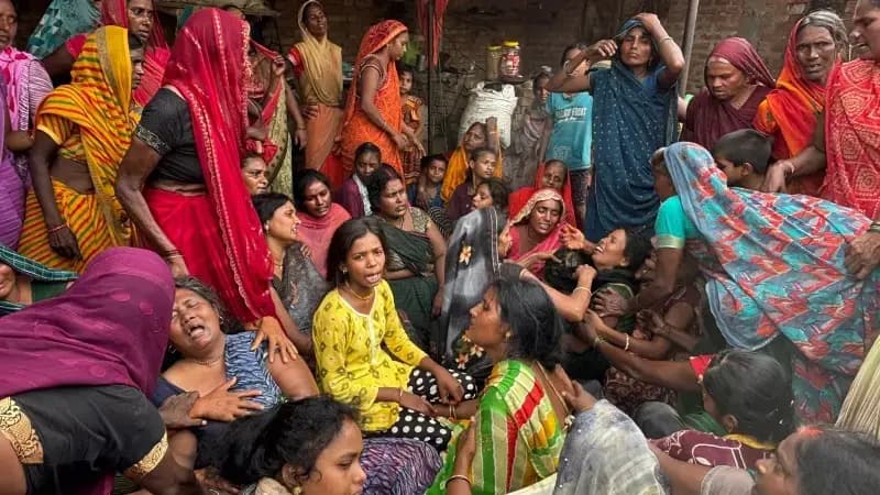Chandauli News: हैंडपंप मरम्मत के दौरान हाईटेंशन तार से टकराया पाईप, मिस्त्री की मौत, तीन झुलसे.

