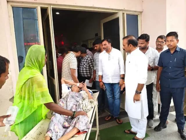 Chandauli News: बोरिंग मिस्त्री की मौत की खबर मिलते ही जिला अस्पताल पहुंचे विधायक सुशील सिंह, घायलों का जाना हाल.
