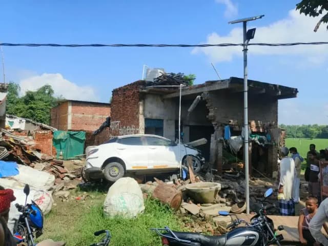 Chandauli News: तेज रफ्तार चार पहिया वाहन घर में घुसा, बरामदे में सो रहे दंपती गंभीर घायल.
