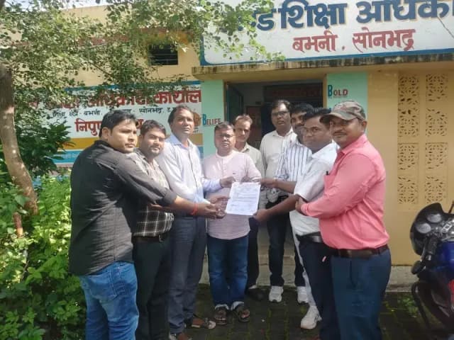 Sonbhadra News: 10 साल की सेवा पूरी, 16448 शिक्षकों ने मांगा चयन वेतनमान.