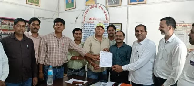 Sonbhadra News: 10 साल की सेवा पूरी, चयन वेतनमान की मांग को लेकर शिक्षकों ने सौंपा ज्ञापन.