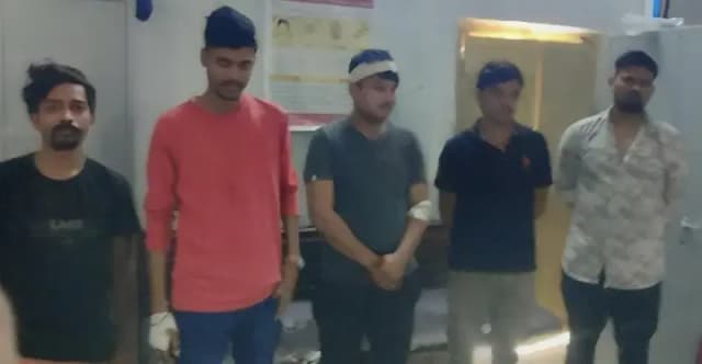 Chandauli News: महानंदा एक्सप्रेस में वेंडर को शौचालय में बंद कर पीटने का आरोप, छुड़ाने पहुंचे साथी पर फेंका गर्म तेल.
