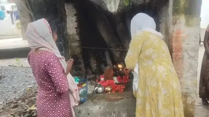 Chandauli News: पूजा स्थल से शिव पिंडी गायब, कुएं में फेंके जाने से ग्रामीणों में आक्रोश.
