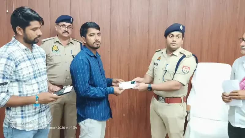 Chandauli News: चंदौली पुलिस ने बरामद किए 101 गुम मोबाइल, मालिकों को लौटाए; कीमत 31 लाख.
