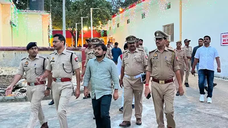 Chandauli News: बाबा कीनाराम जन्मोत्सव को लेकर रामगढ़ पहुंचे डीएम-एसपी, तैयारियों का लिया जायजा.

