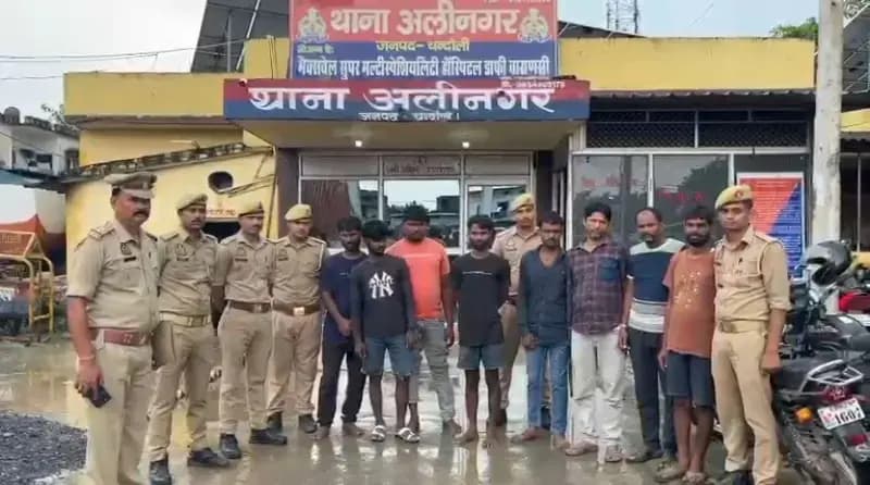 Chandauli News: पिकअप से भैंस चुराकर भाग रहे थे बदमाश, पुलिस टीम पर पिकअप चढ़ाने की कोशिश, आठ गिरफ्तार.

