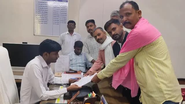 Chandauli News: बाढ़ से फसल बर्बाद होने पर कलेक्ट्रेट पहुंचे ग्रामीण, मुआवजे की मांग.
