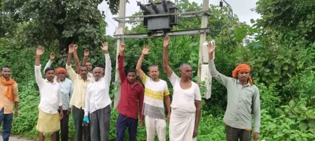 Sonbhadra News: डेढ़ माह से ट्रांसफार्मर जलने से  समस्या, ग्रामीणों ने किया प्रदर्शन.
