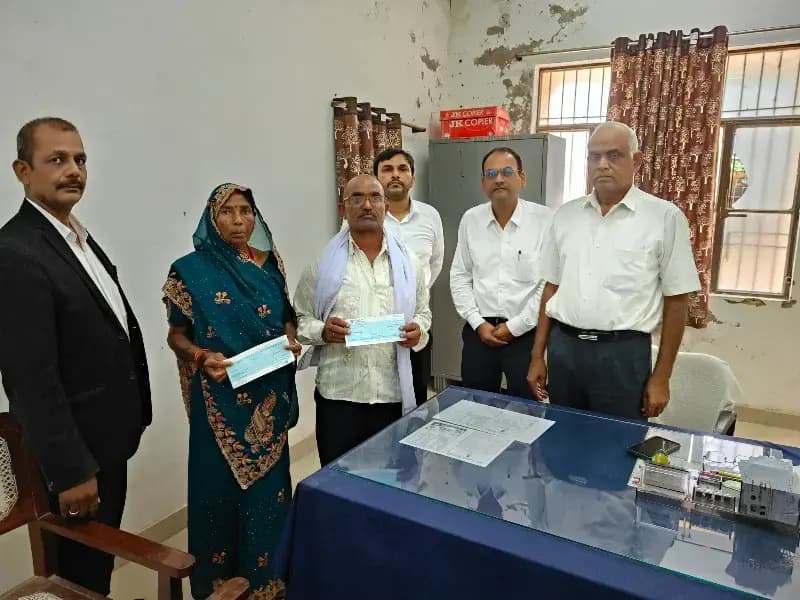 Sonbhadra News: झिल्ली महुआ निवासी दंपती को मिला न्याय, बीमा कंपनी ने दिए 10 लाख रुपये.