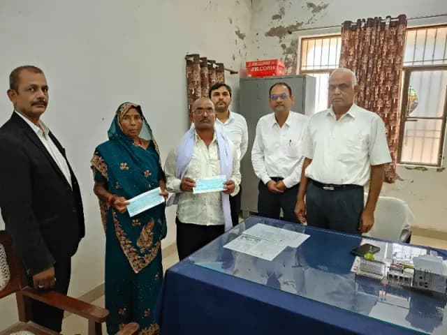 Sonbhadra News: झिल्ली महुआ निवासी दंपती को मिला न्याय, बीमा कंपनी ने दिए 10 लाख रुपये.