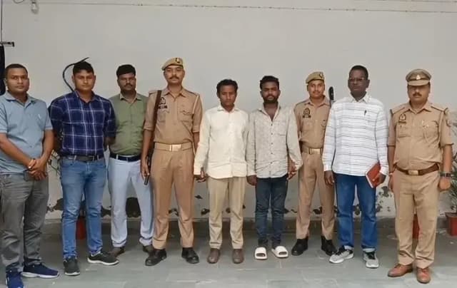 Chandauli News: साइबर ठगी के लिए खाते खुलवाने वाले दो गिरफ्तार, पूर्व बैंक कर्मचारी ने खोले थे 300 से अधिक बैंक खाते.
