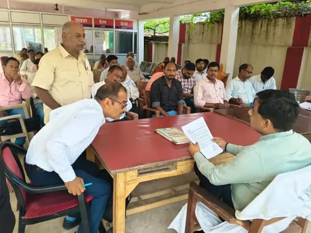 Sonbhadra News: जमीन विवादों में मौके पर जांच कर निस्तारण के निर्देश, लापरवाही पर कार्रवाई की चेतावनी.