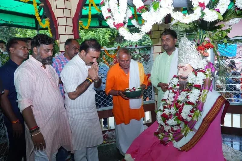 Chandauli News: बाबा कीनाराम जन्मोत्सव में पहुंचे विधायक सुशील सिंह, अगले वर्ष विशाल प्रतिमा निर्माण का दिया आश्वासन.
