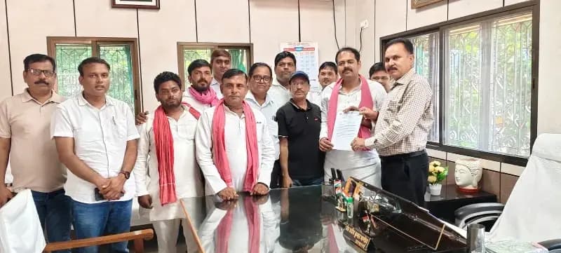 Chandauli News: सकलडीहा पीजी कॉलेज में जलभराव की समस्या दूर कराने का आश्वासन.
