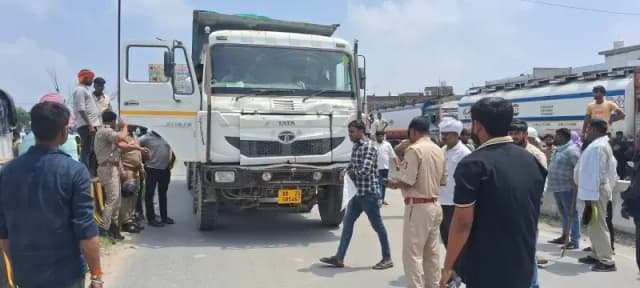 Chandauli News: डंपर की चपेट में आने से बाइक सवार युवक की मौत.
