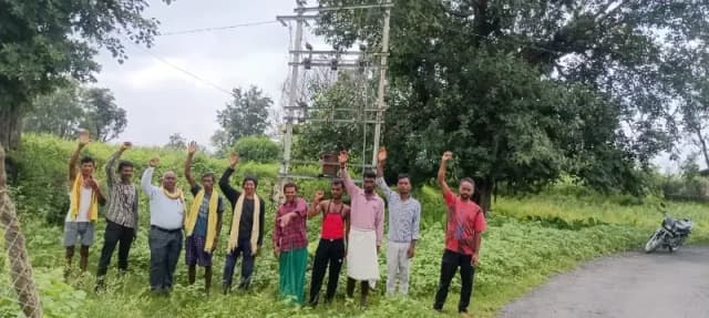 Sonbhadra News: ऊर्जा वाले जिले के रम्पाकुरर गांव के ग्रामीण एक माह से अंधेरे में, ऊर्जा मंत्री के निर्देश का पालन नहीं करते अधिकारी!
