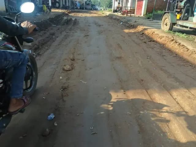 Sonbhadra News: खबर छपने के बाद जागा PWD, जेसीबी से साफ कराया परसाटोला-चैनपुर मार्ग का कीचड़.