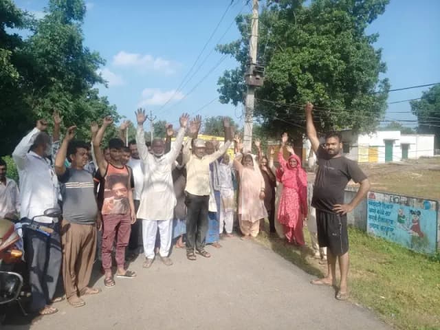 Sonbhadra News: 40 दिन से खराब ट्रांसफार्मर, अंधेरे में रहने को मजबूर ग्रामीणों का प्रदर्शन.
