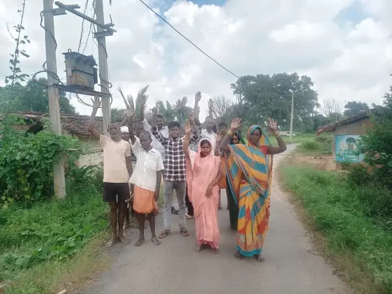 Sonbhadra News: बभनी में पांच साल से जला ट्रांसफार्मर, ग्रामीणों ने किया प्रदर्शन.