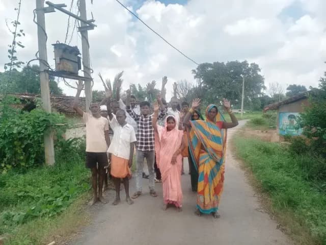 Sonbhadra News: बभनी में पांच साल से जला ट्रांसफार्मर, ग्रामीणों ने किया प्रदर्शन.