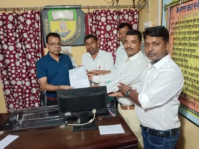 Sonbhadra News: 15000 और 16448 भर्ती के शिक्षकों को चयन वेतनमान देने की मांग, बीईओ को सौंपा ज्ञापन.