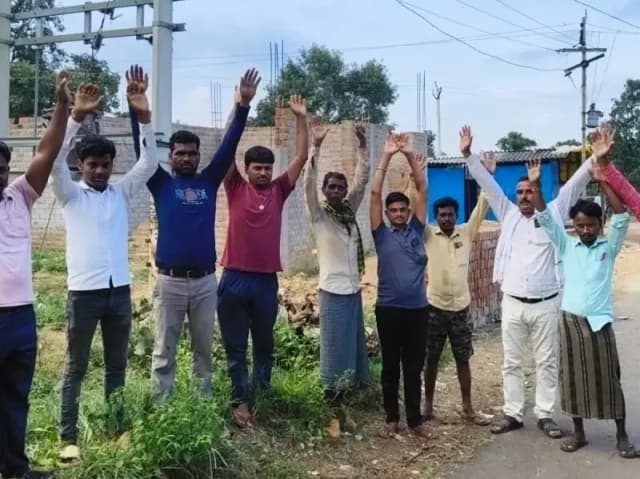 Sonbhadra News: तीन साल से अंधेरे में 30 घर, जले ट्रांसफार्मर को लेकर ग्रामीणों का प्रदर्शन.
