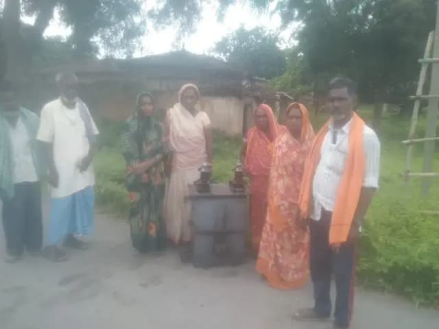 Sonbhadra News: चार महीने से अंधेरे में झिल्ली महुआ, नया ट्रांसफार्मर लगाने पहुंची बिजली टीम को रोकने का आरोप.